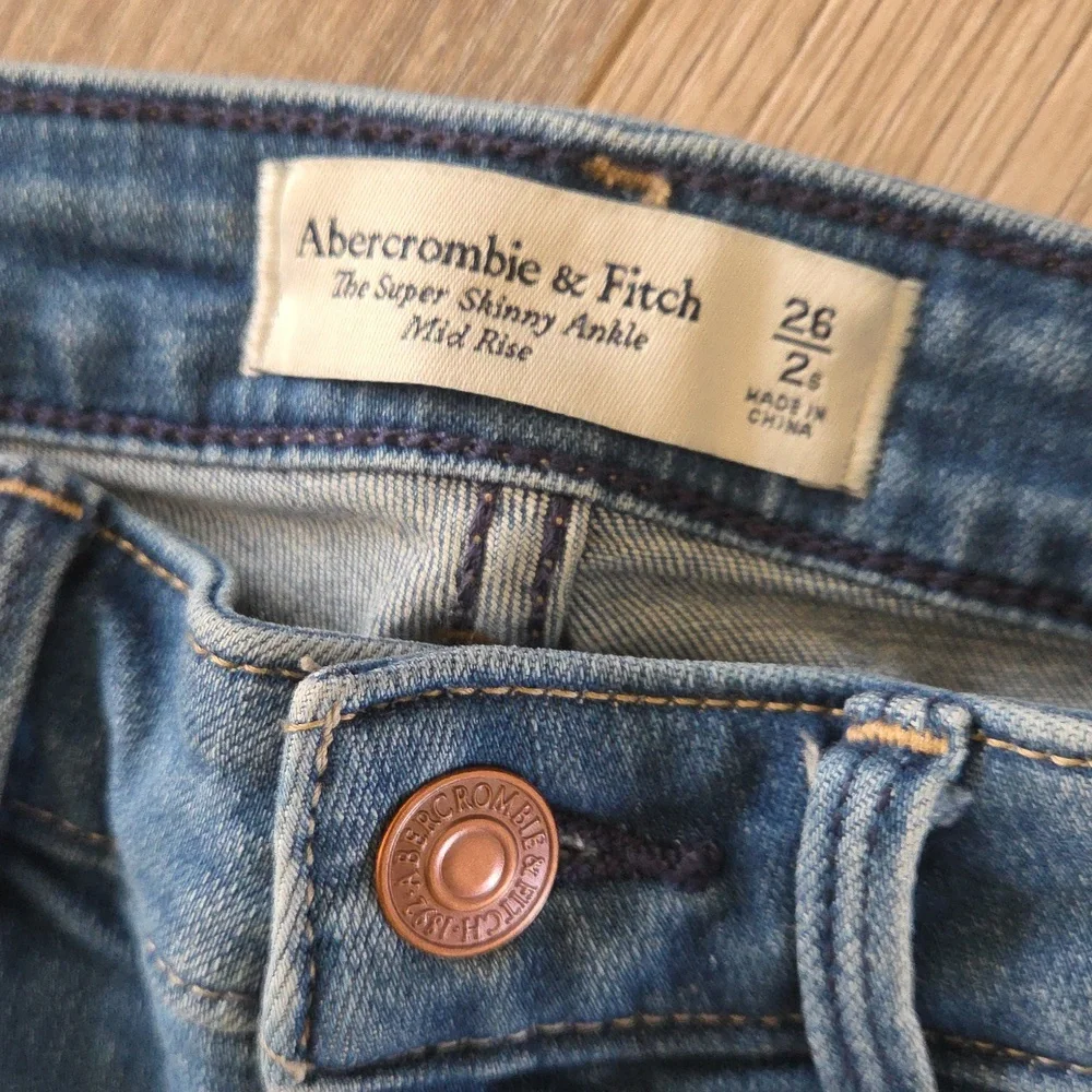 Abercrombie & Fitch Distressed Super Skinny Ankle Mid Rise Jeans - Picture 4 of 8